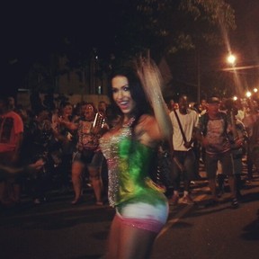 Gracyanne Barbosa em ensaio de rua da Mangueira na Zona Norte do Rio (Foto: Instagram/ Reprodução)