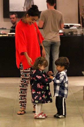 Juliana Paes com o filho, Pedro, em shopping no Rio (Foto: Marcos Ferreira/ Foto Rio News)