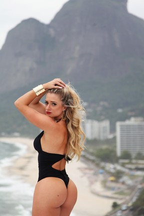Katiuska Glesse, representante do estado de Alagoas no Miss Bumbum, posa com Rio ao fundo (Foto: Davi Borges/Divulgação)