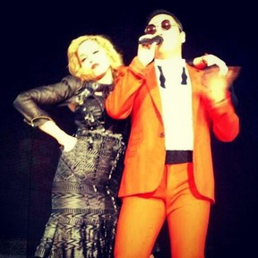 Madonna canta com o sul-coreano Spy em show em Nova York, no Estados Unidos (Foto: Instagram/ Reprodução)