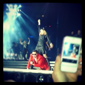 Madonna canta com o sul-coreano Spy em show em Nova York, no Estados Unidos (Foto: Instagram/ Reprodução)
