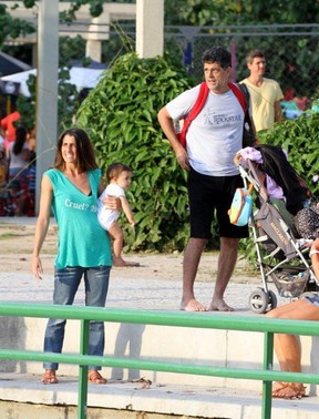 Eduardo Moscovis e Cynthia Howlett na Lagoa com os filhos (Foto: Wallace Barbosa / AgNews)