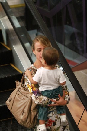 Juliana Silveira passeia no shoppig com o filho (Foto: Clayton Militão/Foto Rio News)