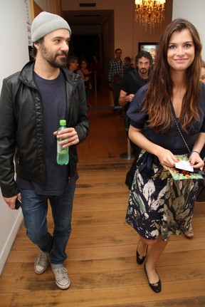 Alinne Moraes e namorado, Mauro Lima, vão ao teatro no Rio (Foto: Daniel Delmiro/ Ag. News)