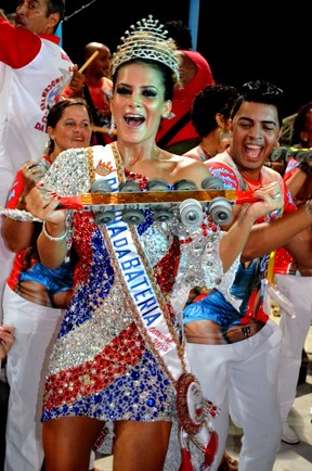 Lucilene Caetano é coroada rainha de bateria da Inocentes de Belford Roxo, no Rio (Foto: Divulgação)