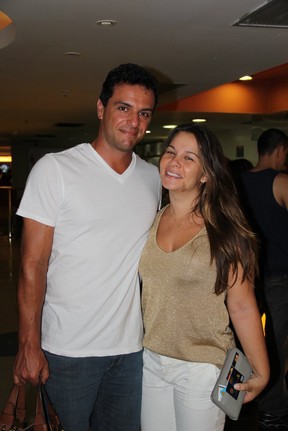 Rodrigo Lombardi e mulher, Betty Baumgarten, em shopping no Rio (Foto: Rogério Fidalgo/ Ag. News)