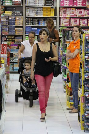 Daniele Suzuki faz compras com o filho em shopping do Rio (Foto: Marcus Pavão / AgNews)