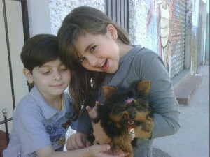 Klara Castanho com o cachorrinho que ganhou de Xuxa e o irmão Lucas (Foto: Arquivo Pessoal)