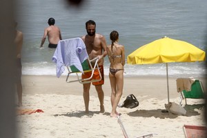 Marcelo Camelo e Mallu Magalhães na praia  (Foto: Photo Rio News)