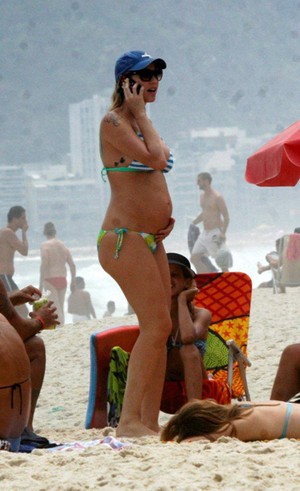 Luana Piovani na praia (Foto: J. Humberto / Ag. News)