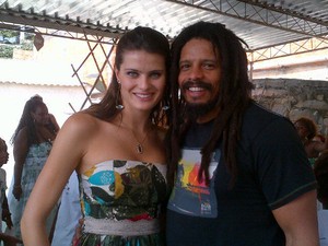Isabeli Fontana e Rohan Marley na Serrinha, no Rio (Foto: Reprodução/ Twitter)