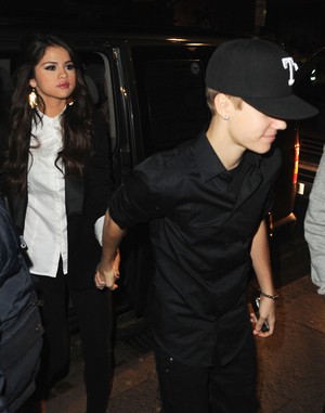 Selena Gomez e Justin Bieber chegam juntinhos ao EMA (Foto: Getty Images)