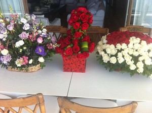 Ivete recebe flores de fãs (Foto: Reprodução/Twitter)
