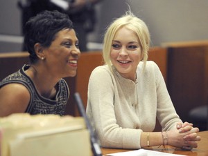 Lindsay Lohan sorri ao ouvir que está indo bem (Foto: Agência/Reuters)
