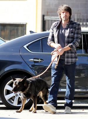 Ben Affleck passeia com cachorro, em Los Angeles (Foto: X17/Agência)