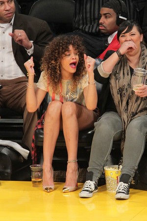 Rihanna assiste a partida de basquete em Los Angeles, nos Estados Unidos (Foto: Getty Images/ Agência)