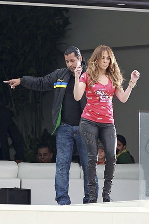 Jennifer Lopez ensaia em set de novo vídeo (Foto: Honopix)