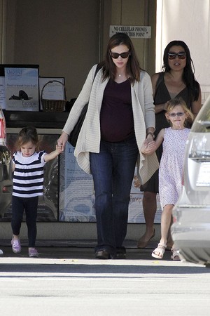 Jennifer Garner com as filhas, Violet e Seraphina (Foto: Honopix)