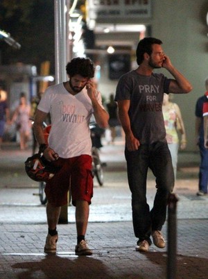 Rodrigo Santoro e Eriberto Leão passeiam juntos por Ipanema (Foto: André Freitas / AgNews)
