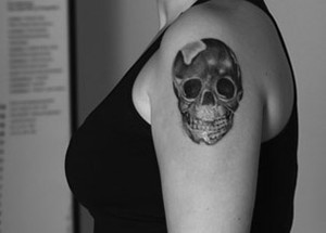 A ex-BBB Mayara Medeiros posa para o EGO - detalhe da tatuagem (Foto: Iwi Onodera / EGO)
