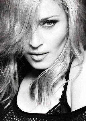 Madonna posa sensual para fotos de álbum 'MDNA' (Foto: Divulgação / Divulgação)