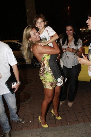 Fabiana com o filho Igor em hotel no Rio (Foto: Jeferson Ribeiro/ Ag. News)