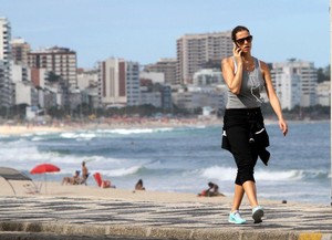 Luana Piovani caminha no calçadão do Leblon, no Rio (Foto: André Freitas / AgNews)