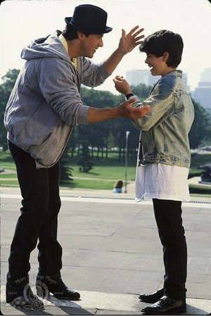 Sage Stallone com o pai, Sylvester, no filme 'Rocky V' (Foto: Reprodução)