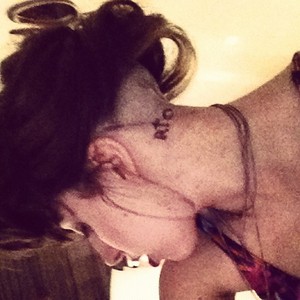 Lady Gaga exibe tatuagem que fez em estúdio carioca (Foto: Instagram)
