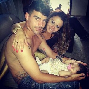 Viviane Araújo 'treina' para ter filho ao lado do namorado, Radamés (Foto: Twitter/Reprodução)