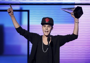 Justin Bieber em prêmio em Los Angeles, nos EUA (Foto: Danny Moloshok/ Reuters/ Agência)