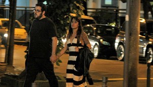 O escritor Fernando Ceylão e a ex-BBB Bianca Jahara passeiam de mãos dadas no Leblon (Foto: Rodrigo dos Anjos/ Ag News)