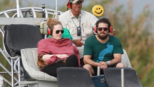 Adele com o namorado, Simon Konecki, em Everglades National Park, na Flórida (Foto: Grosby Group)