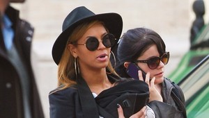 Beyoncé passeia com a filha por Nova York (Foto: Grosby Group)