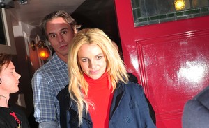 Britney Spears com o namorado em Londres (Foto: Agência/Grosby)