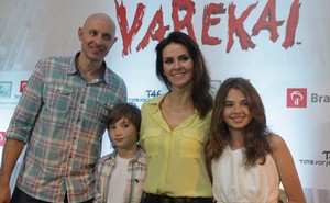 Tande e Lizandra Souto com os filhos no espetáculo 'Varekai', do Cirque du Soleil (Foto: Raphael Mesquita / Photo Rio News)