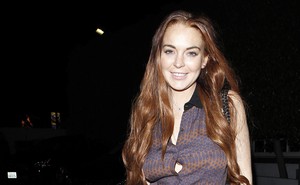 Lindsay Lohan deixa restaurante em Malibu, na Califórnia, nos Estados Unidos. (Foto: X17/ Agência)