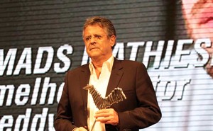 Marcos Paulo recebe prêmio no enceramento do Amazonas Film Festival (Foto: Orlando Oliveira/Agnews)