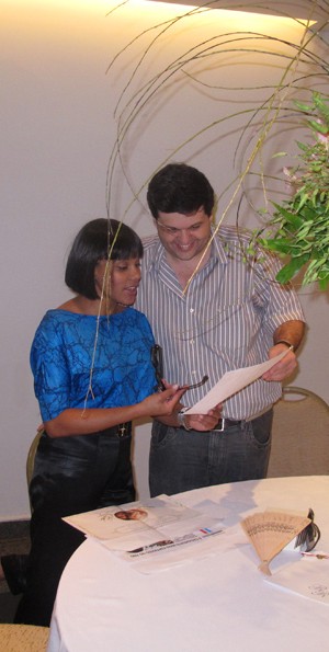 Aparecida Petrowky com o decorador Carlos Lamoglia (Foto: Divulgação)
