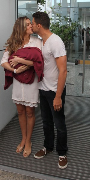 Grazi Massafera e Cauã Reymond deixam a maternidade (Foto: Clayton Militão / Photo Rio News)