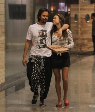 paulo vilhena e thaila ayala vão juntos a shopping e compram pizza (Foto: Marcus Pavão/AG News)