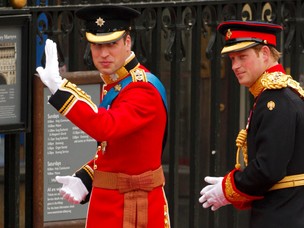 O príncipe chega para o casamento em traje militar (Foto: Reuters / Agência)