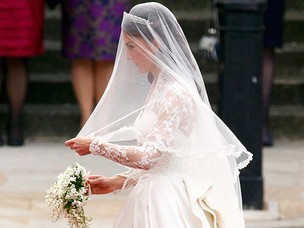 Detalhes do vestido de renda de Kate (Foto: Reuters / Agência)