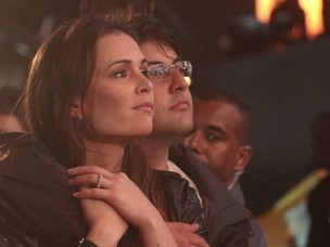 Bruno De Luca assiste ao show do NXZero com a namorada (Foto: Felipe Panfili / Ag News)