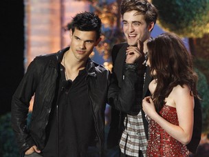 Taylor Lautner, Robert Pattinson e Kristen Stewart no ‘MTV Movie Awards’ (Foto: Reuters / Agência)