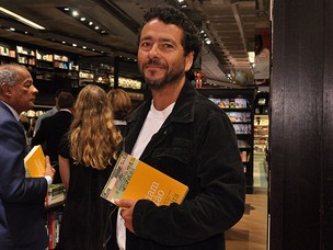 Marcos Palmeira vai ao lançamento do livro da jornalista Miriam Leitão (Foto: Roberto Teixeira / Divulgação)