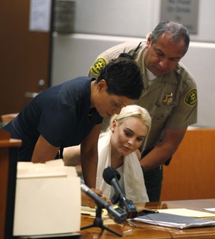 Lindsay Lohan é algemada (Foto: Agência/Reuters)