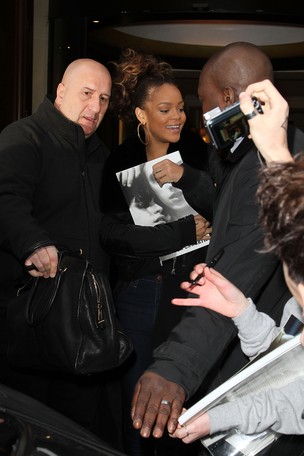 Rihanna deixa hotel onde está hospedada em Paris, na França (Foto: Getty Images/ Agência)