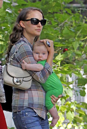Natalie Portman passeia com o filho em Los Angeles (Foto: Grosby Group)