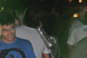 Sheron faz carinho em affair na pista de dança  (Foto: Roberto Teixeira/EGO)